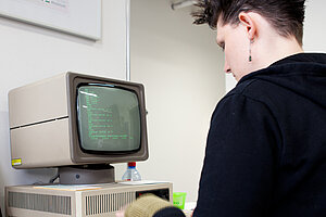 Studentin in einer Übung an einem Computer des Museums © HTW Berlin / Kathrin Windhorst