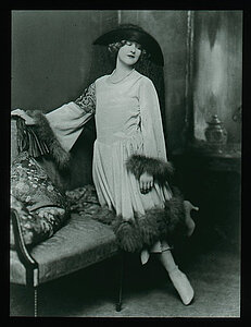 Großdiapositiv "Alice Hechy in einem Kleid mit angelegter Glocke", 1921