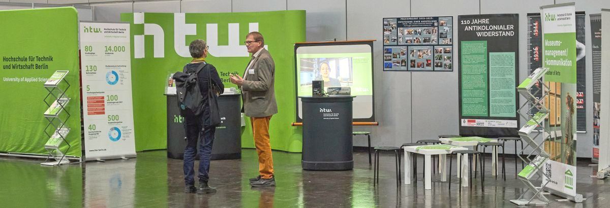 Stand der HTW-Museumsstudiengänge 2024 auf der MUTEC Leipzig, der größten internationale Fachmesse für Museums- und Ausstellungstechnik in Deutschland. © HTW Berlin / Thomas Kämpfe
