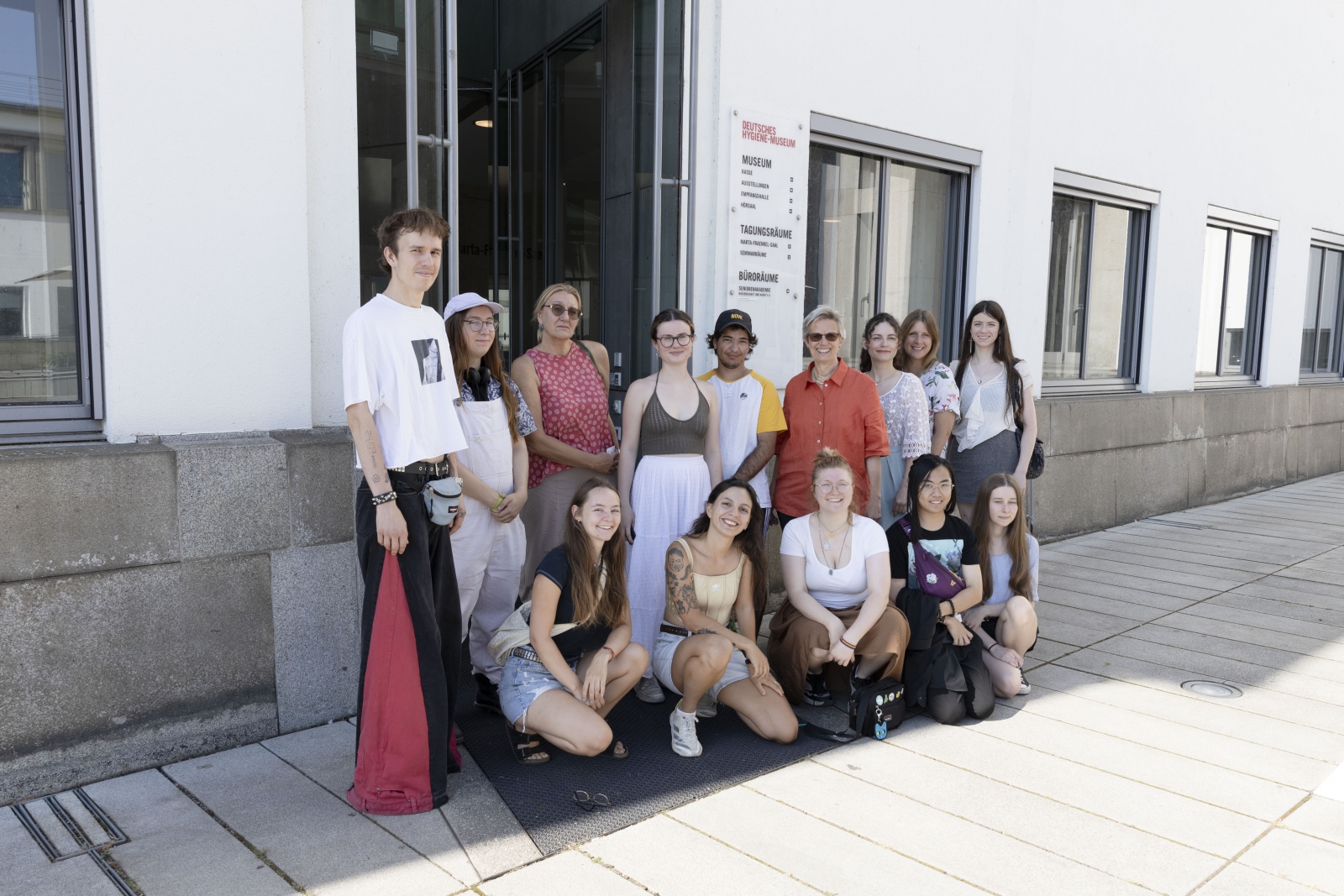 Gruppenbild der Studierenden und Professorinnen vor dem Hygiene-Museum. © HTW Berlin / Andressa Clemente