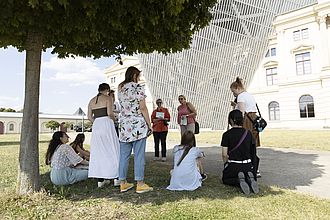 Studierende und Professorinnen vor dem von Daniel Libeskind entworfenen Neubau des Militärhistorischen Museums. © HTW Berlin / Andressa Clemente