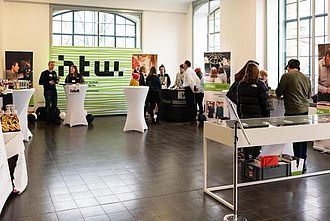 Begrüßung aller Gäste der einBlicke 2020 und erste Infos zum Überblick im Foyer.  © HTW Berlin / Marco Ruhlig