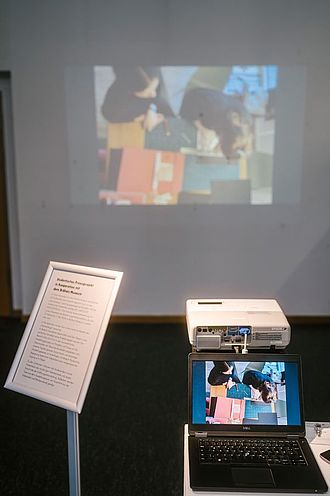 Video-Präsentationen verdeutlichen den Prozess der Ausstellungsentwicklung. © HTW Berlin / Alexander Rentsch