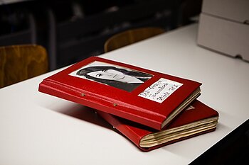 Zwei rote Bücher, auf dem Titel ein Foto von Tamara Bunke © HTW Berlin / Camilla Rackelmann Zwei rote Bücher, auf dem Titel ein Foto von Tamara Bunke © HTW Berlin / Camilla Rackelmann