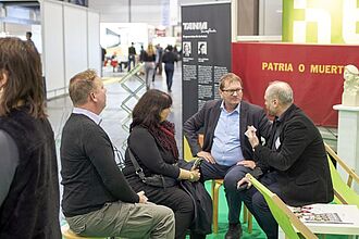 Der Stand auf der MUTEC 2022 lädt zum Verweilen ein. © HTW Berlin / Thomas Kämpfe