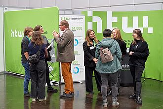 Das Team - bestehend aus Studierenden und Dozent, am MUTEC-Stand 2024 der Museumsstudiengänge der HTW Berlin arbeitet in Schichten. © HTW Berlin / Thomas Kämpfe