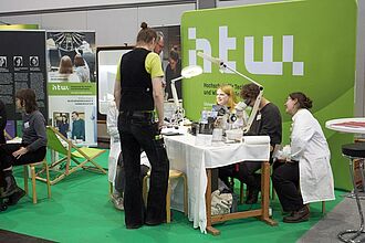 Der Stand der HTW-Museumsstudiengänge auf der MUTEC 2022, wie oft gemeinsam mit Studierenden der Konservierung/ Restaurierung/ Grabungstechnik der HTW. © HTW Berlin / Thomas Kämpfe