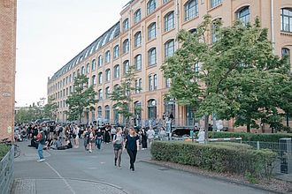 Der Wilhelminenhof Campus voller BesucherInnen die zur Werkschau gekommen sind. © HTW Berlin / Alexander Rentsch