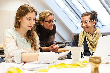 Studentinnen und Professorin im Gespräch