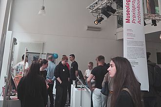 BesucherInnen konnten sich über die BA Projekte informieren. © HTW Berlin/Letz