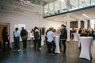 Die Einblicke in Halle B im Februar 2023 zogen zahlreiche Gäste an. © HTW Berlin / Alexander Rentsch
