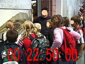 Studierende üben mittels Video-Analysen die Rekonstruktion von Handlungsmustern in Führungen. Screenshot © HTW Berlin / Tobias Nettke