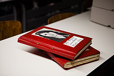 Zwei rote Bücher, auf dem Titel ein Foto von Tamara Bunke