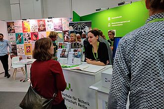 Stand der HTW-Museumsstudiengänge 2019 auf der Exponatec, einer der bedeutendsten Fachmesse für Museen in Europa. © HTW Berlin / Max Braun