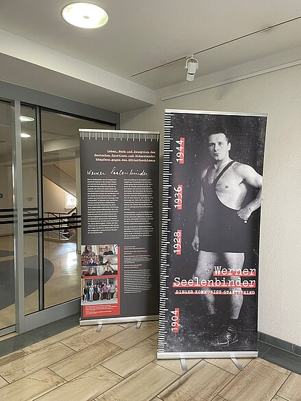 Roll-Up zur Ausstellung über Werner Seelenbinder. © Dieter Schäfer