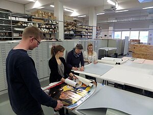 Studierende arbeiten an Plakaten. © HTW Berlin