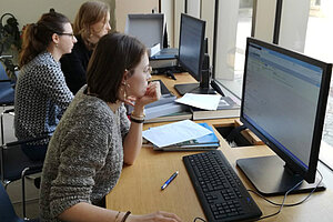 Studierende verschlagworten Diapositive. © HTW Berlin / Anne Schmirler