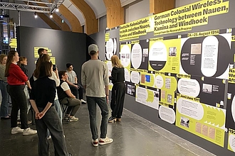 Exkursionstag im Juli 2025 nach Potsdam: Zeitstrahl in der Ausstellung "Signale der Macht" im Brandenburg Museum – für Zukunft, Gegenwart und Geschichte. © HTW Berlin / Tobias Nettke