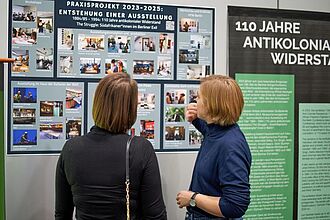 Stand des Bachelors Museologie und des Masters Museumsmanagment und -kommunikation auf der MUTEC Leipzig in 2024, der größten internationale Fachmesse für Museums- und Ausstellungstechnik in Deutschland. © HTW Berlin / Thomas Kämpfe