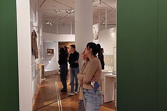 Studierende beim Besuch des Deutschen Historischen Museums in der Ausstellung "Staastbürgerschaften" © HTW Berlin / Krick