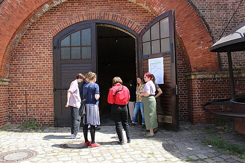 Studierende trafen sich zur Projektarbeit am Eingang des Schaudepots Bastion Königin der Zitadelle Spandau. © HTW Berlin / Andressa Clemente 2024