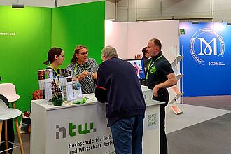Stand der HTW-Museumsstudiengänge 2019 auf der Exponatec, einer der bedeutendsten Fachmesse für Museen in Europa. © HTW Berlin / Max Braun