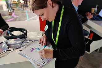 Studierende testet Augmented Reality Angebot eines Ausstellers auf der Exponatec. © HTW Berlin / Max Braun
