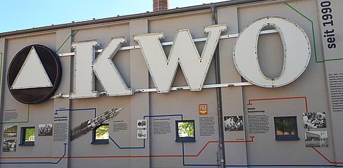 Das originale KWO-Logo, das bis März 2019 auf Gebäude C thronte, in der in der Ausstellung zur Campus-Geschichte. © HTW Berlin / Tobias Nettke