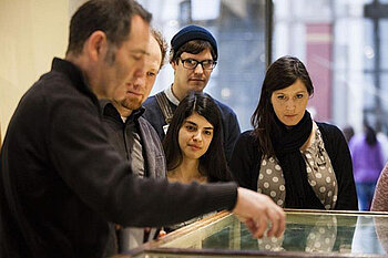 Führung mit Studierenden in einem Museum