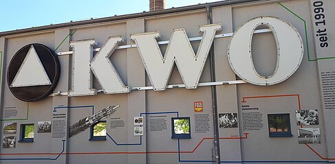 Das originale KWO-Logo, das bis März 2019 auf Gebäude C thronte, in der in der Ausstellung zur Campus-Geschichte. © HTW Berlin / Tobias Nettke