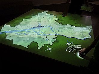 Analyse einer dynamischen Karte von Hamburg – hier lässt sich das Rad der Zeit zurückdrehen. Museum für Hamburgische Geschichte. Foto © HTW Berlin, Tobias Nettke