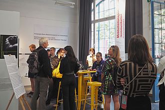 Die Ausstellungskonzeption der MA-Studierenden sorgte für großes Interesse bei den BesucherInnen. © HTW Berlin/Letz