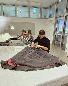 Studierende arbeiten an Exponaten für die geplante Madame Grès-Ausstellung im Kunstgewerbe-Museum Berlin. © HTW Berlin / Juliane Richtsteig Studierende arbeiten an Exponaten für die geplante Madame Grès-Ausstellung im Kunstgewerbe-Museum Berlin. © HTW Berlin / Juliane Richtsteig