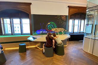 Studierende testen eine Medienstation im Naturhistorischen Museum. ©  HTW Berlin / Tobias Nettke