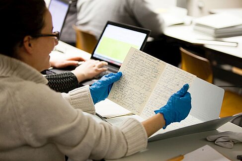 Studierende bei der Arbeit mit historischen Originalen. © HTW Berlin / Camilla Rackelmann