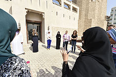 Teilnehmer_innen während einer Führung durch das Fort al Hisn im historischen Zentrum von Sharjah © SAWA Museum Academy
