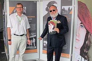 Die Tamara-Bunke-Ausstellung zur Werkschau der HTW 2015 mit Podiumssprecher Friedrich Liechtenstein und Prof. Dr. Oliver Rump. © HTW Berlin / Sandra Schulze