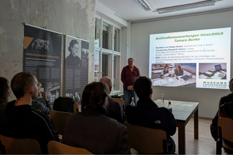 Die Ausstellung im Café Wostok / Stadtteilladen Lichtenberg mit einem Vortrag von Prof. Dr. Oliver Rump. © HTW Berlin / Oliver Rump