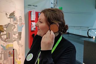 Studierende testet Hörstationen eines Ausstellers auf der Exponatec. © HTW Berlin / Max Braun
